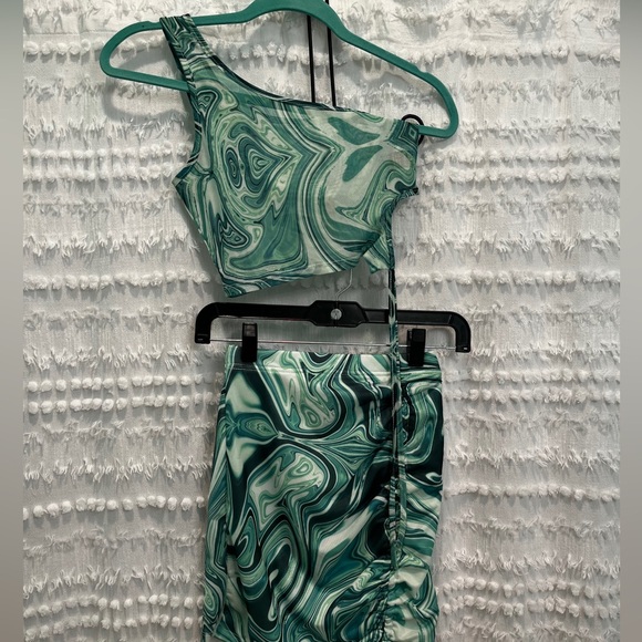 Size small. 2 piece set. Skirt and top. Green swirl design. Like new - Picture 3 of 6